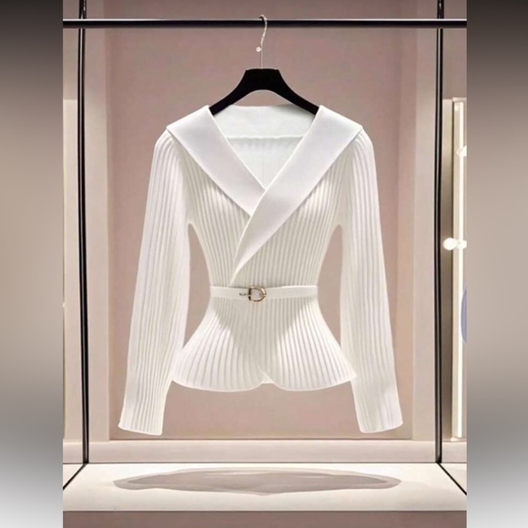 Elegant White V-Neck Sweater - Picture 7 of 7